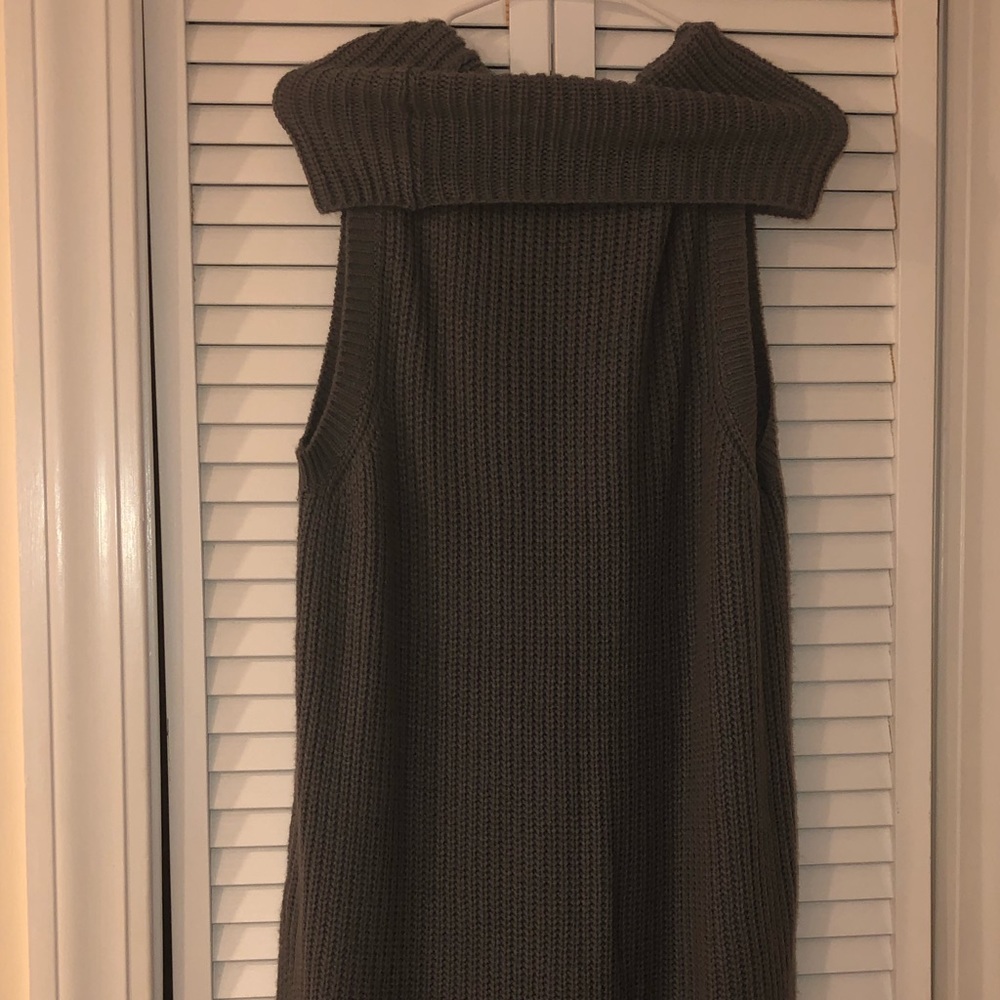 Women’s sleeveless gray knitted sweater dress